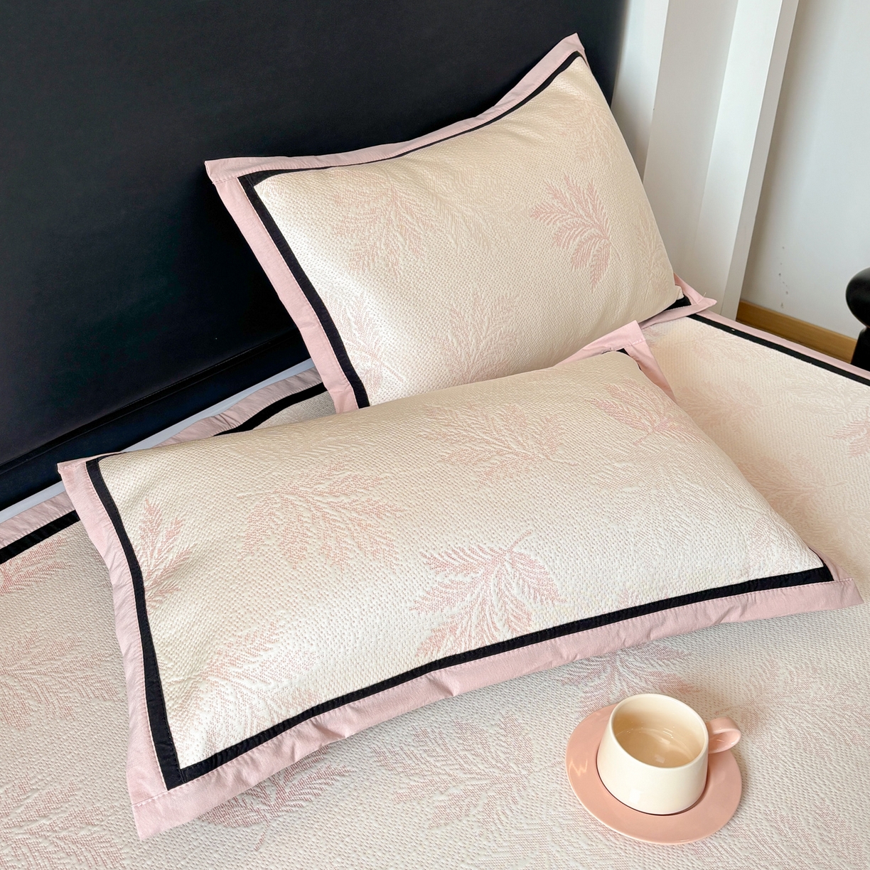 91家纺网 家纺一手货源 找家纺 雅居纺家纺 2026新款A类加厚三明治底黑边PE凉感席 枫叶-粉