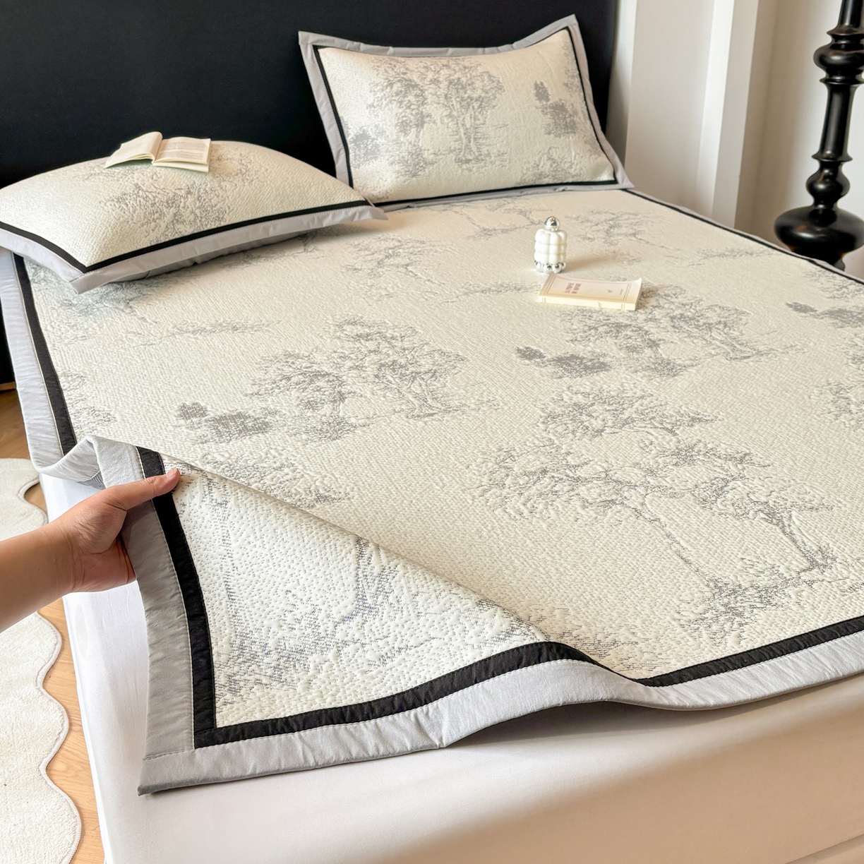 91家纺网 家纺一手货源 找家纺 雅居纺家纺 2026新款A类加厚三明治底黑边PE凉感席 梦影-灰