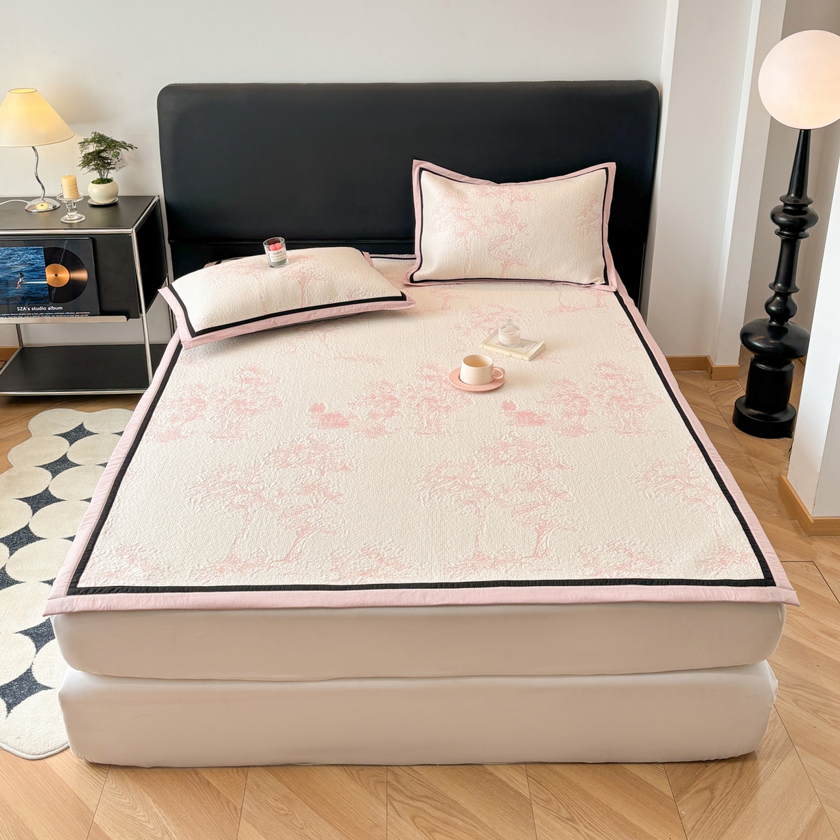 91家纺网 家纺一手货源 找家纺 雅居纺家纺 2026新款A类加厚三明治底黑边PE凉感席 梦影-粉