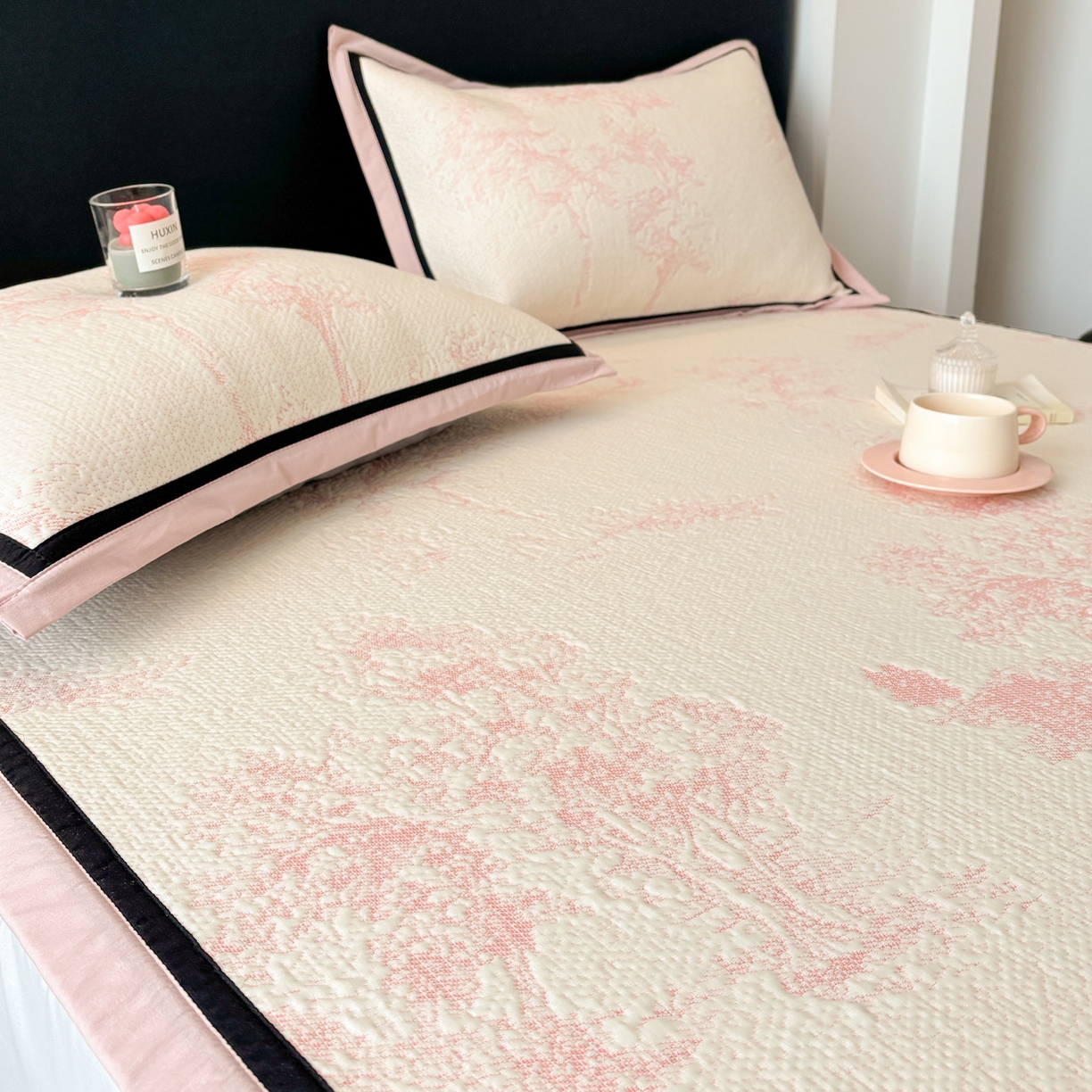 91家纺网 家纺一手货源 找家纺 雅居纺家纺 2026新款A类加厚三明治底黑边PE凉感席 梦影-粉