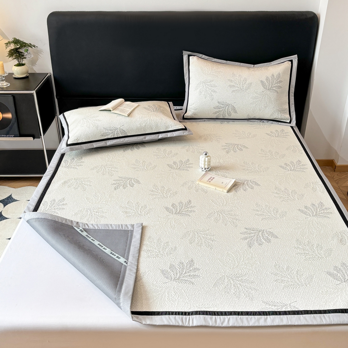 91家纺网 家纺一手货源 找家纺 雅居纺家纺 2026新款A类加厚三明治底黑边PE凉感席 枫叶-灰