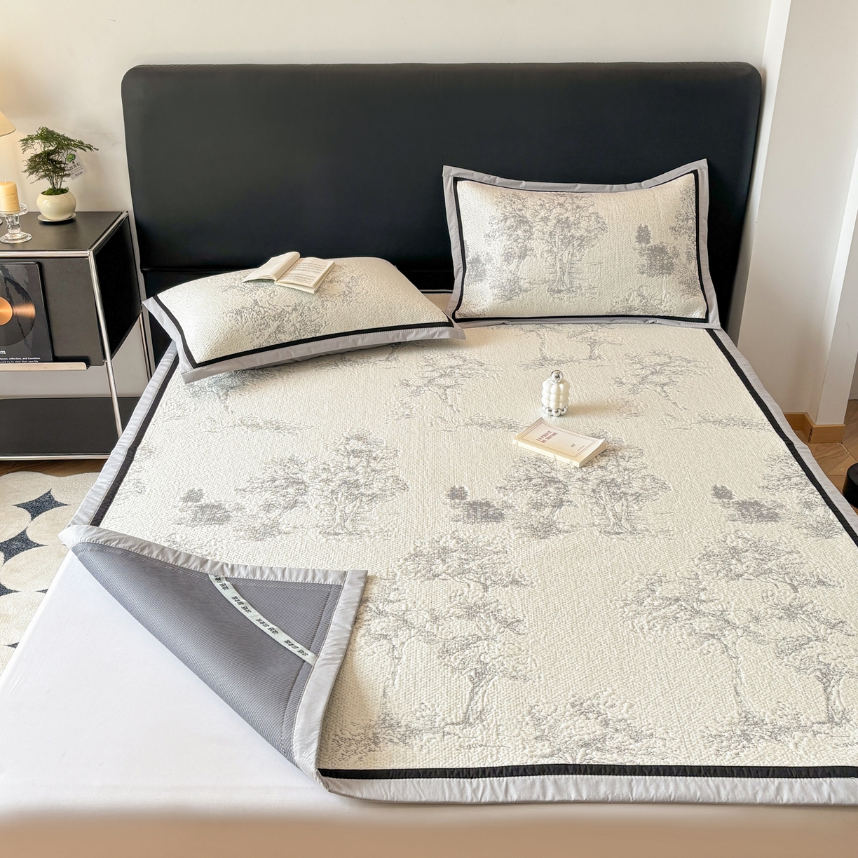 91家纺网 家纺一手货源 找家纺 雅居纺家纺 2026新款A类加厚三明治底黑边PE凉感席 梦影-灰