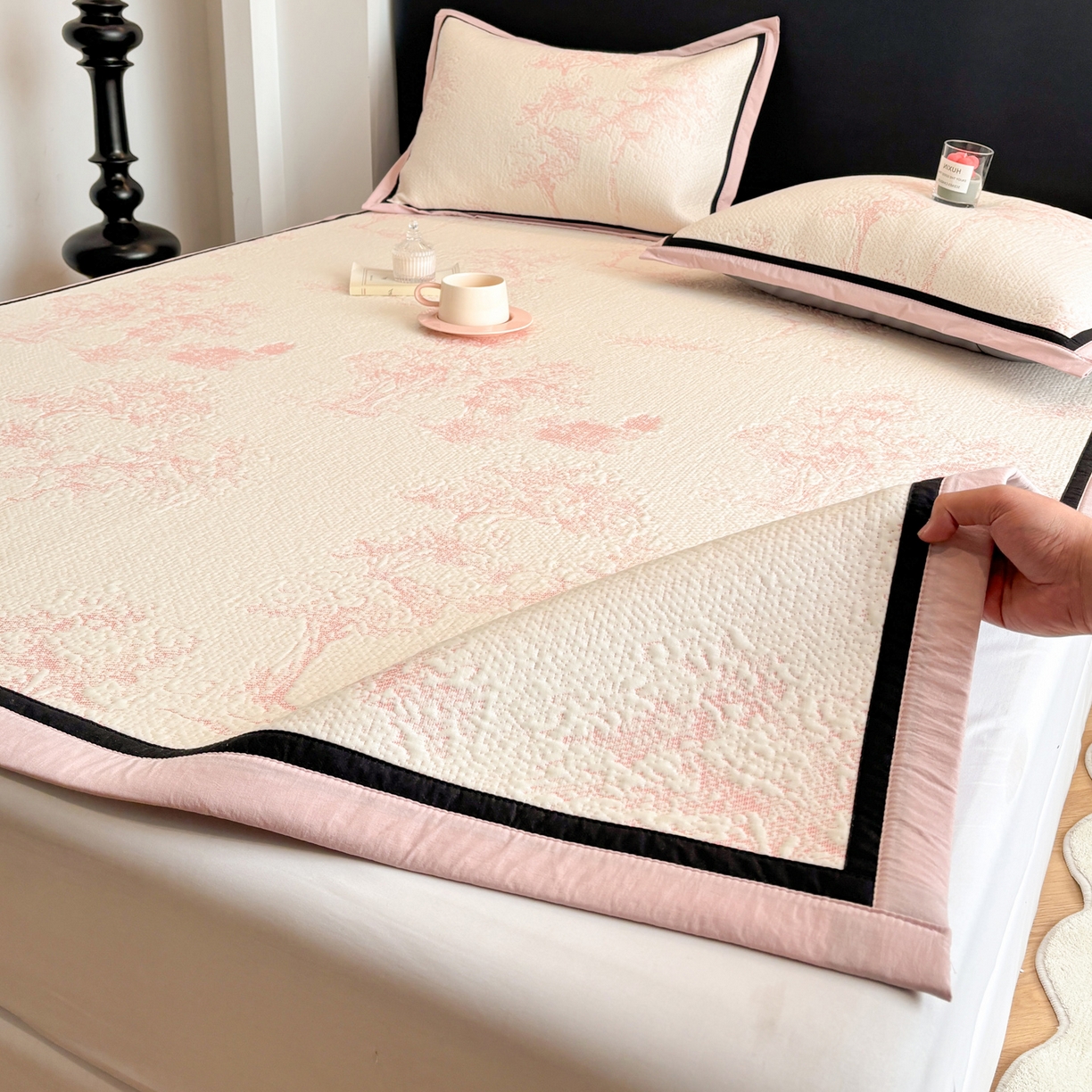 91家纺网 家纺一手货源 找家纺 雅居纺家纺 2026新款A类加厚三明治底黑边PE凉感席 梦影-粉