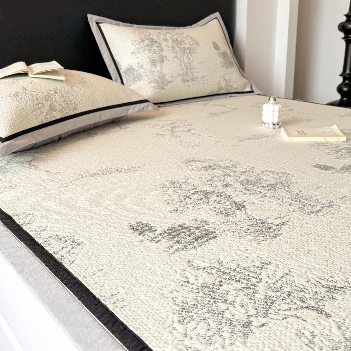 91家纺网 家纺一手货源 找家纺 雅居纺家纺 2026新款A类加厚三明治底黑边PE凉感席 梦影-灰