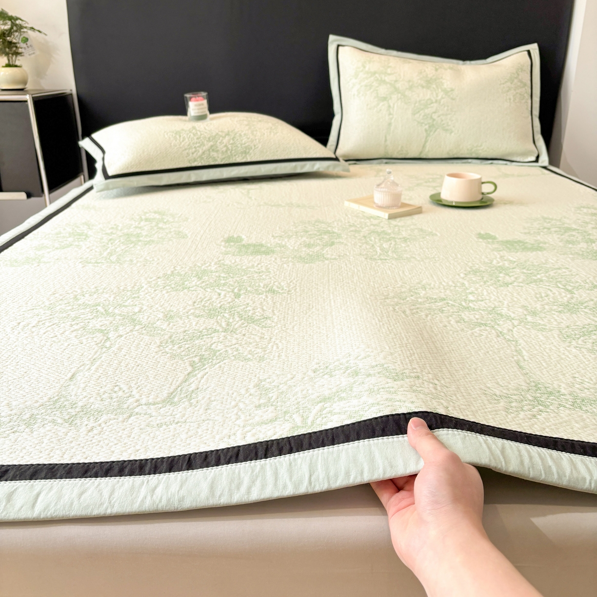 91家纺网 家纺一手货源 找家纺 雅居纺家纺 2026新款A类加厚三明治底黑边PE凉感席 梦影-绿