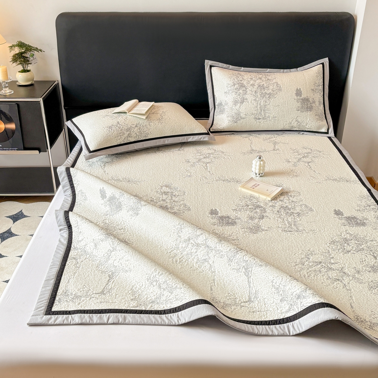 91家纺网 家纺一手货源 找家纺 雅居纺家纺 2026新款A类加厚三明治底黑边PE凉感席 梦影-灰