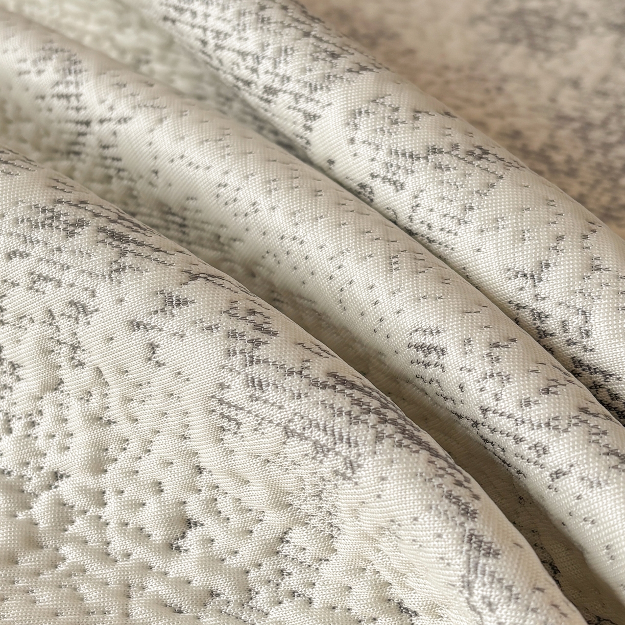 91家纺网 家纺一手货源 找家纺 雅居纺家纺 2026新款A类加厚三明治底黑边PE凉感席 梦影-灰