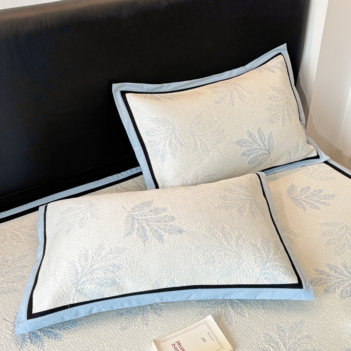 91家纺网 家纺一手货源 找家纺 雅居纺家纺 2026新款A类加厚三明治底黑边PE凉感席 枫叶-蓝