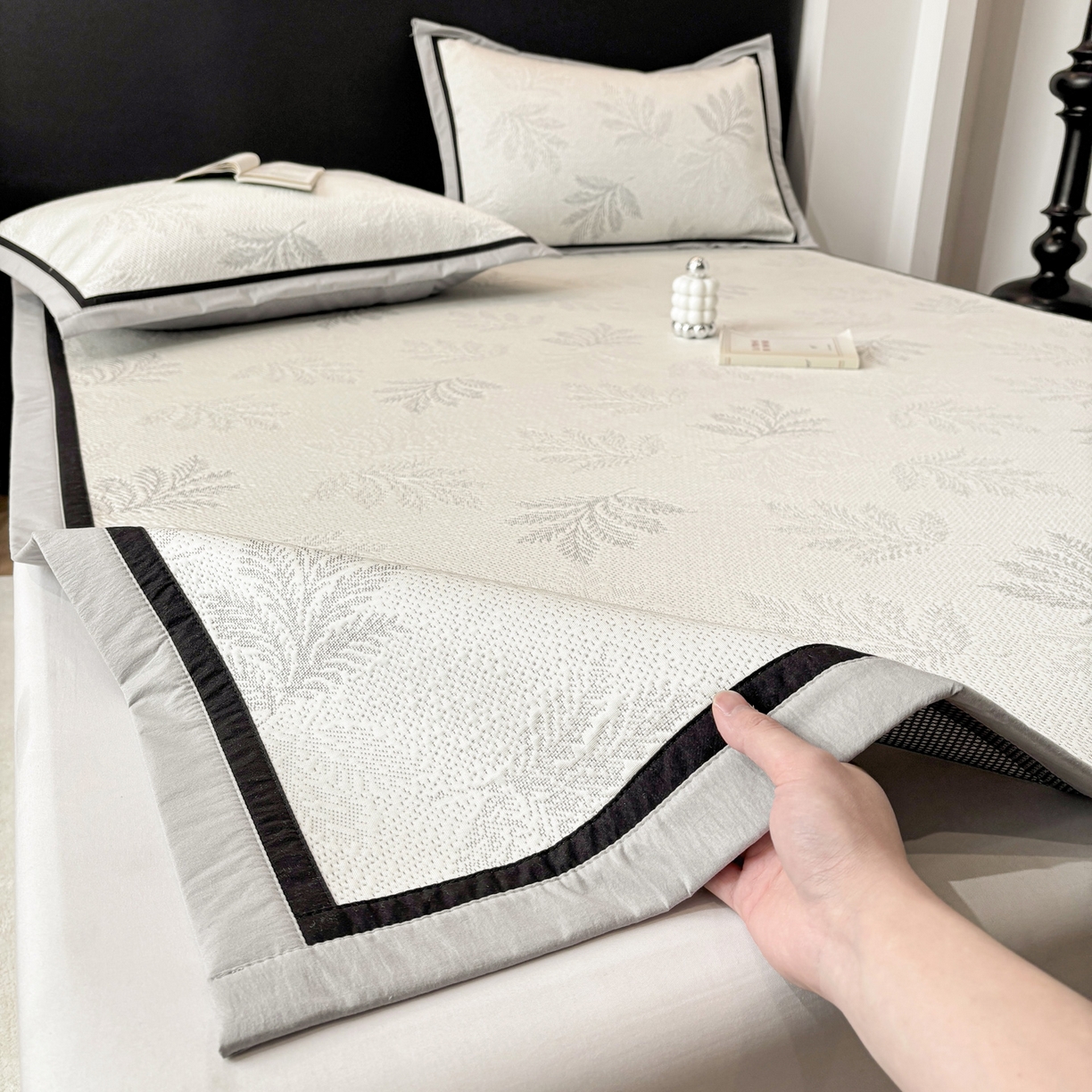 91家纺网 家纺一手货源 找家纺 雅居纺家纺 2026新款A类加厚三明治底黑边PE凉感席 枫叶-灰