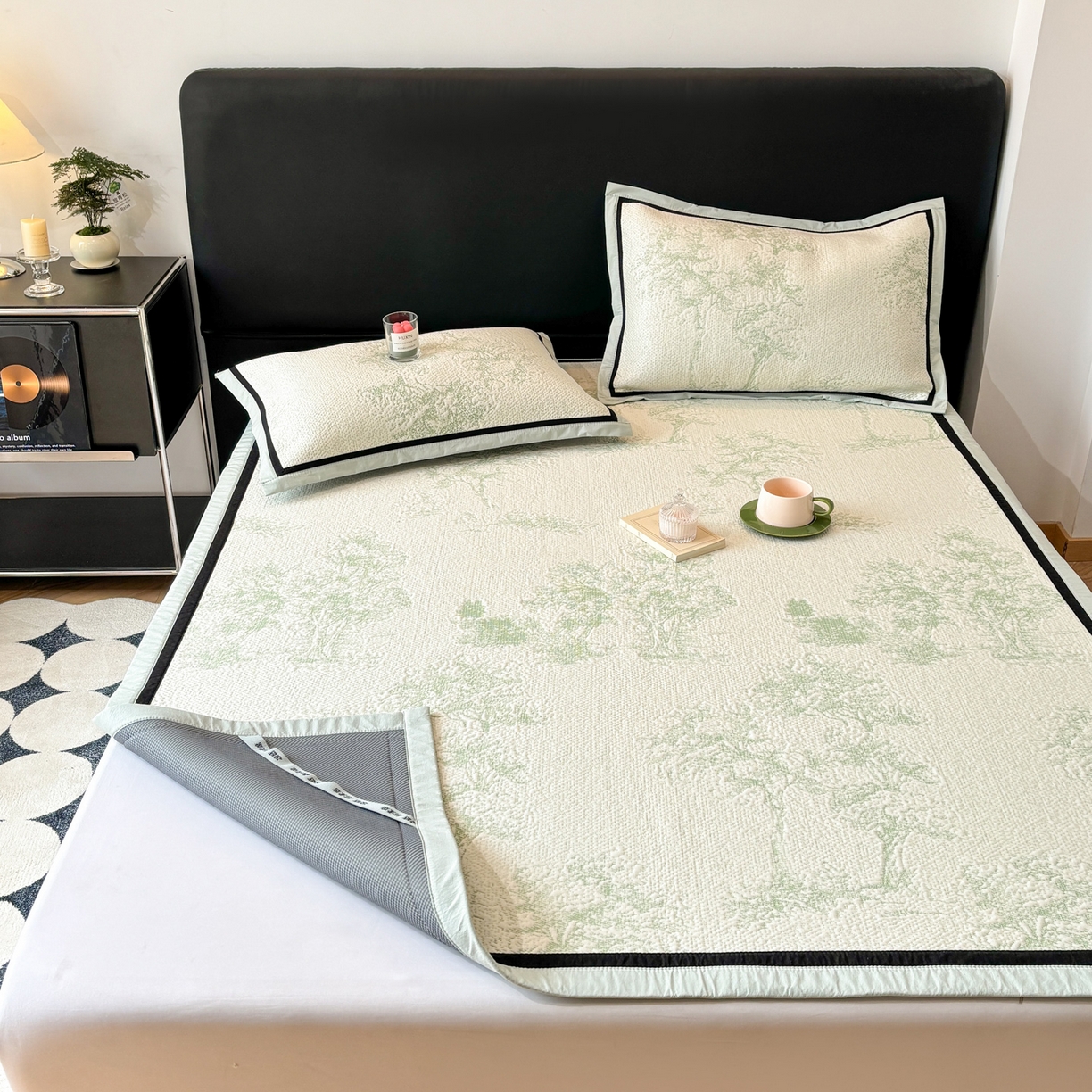 91家纺网 家纺一手货源 找家纺 雅居纺家纺 2026新款A类加厚三明治底黑边PE凉感席 梦影-绿