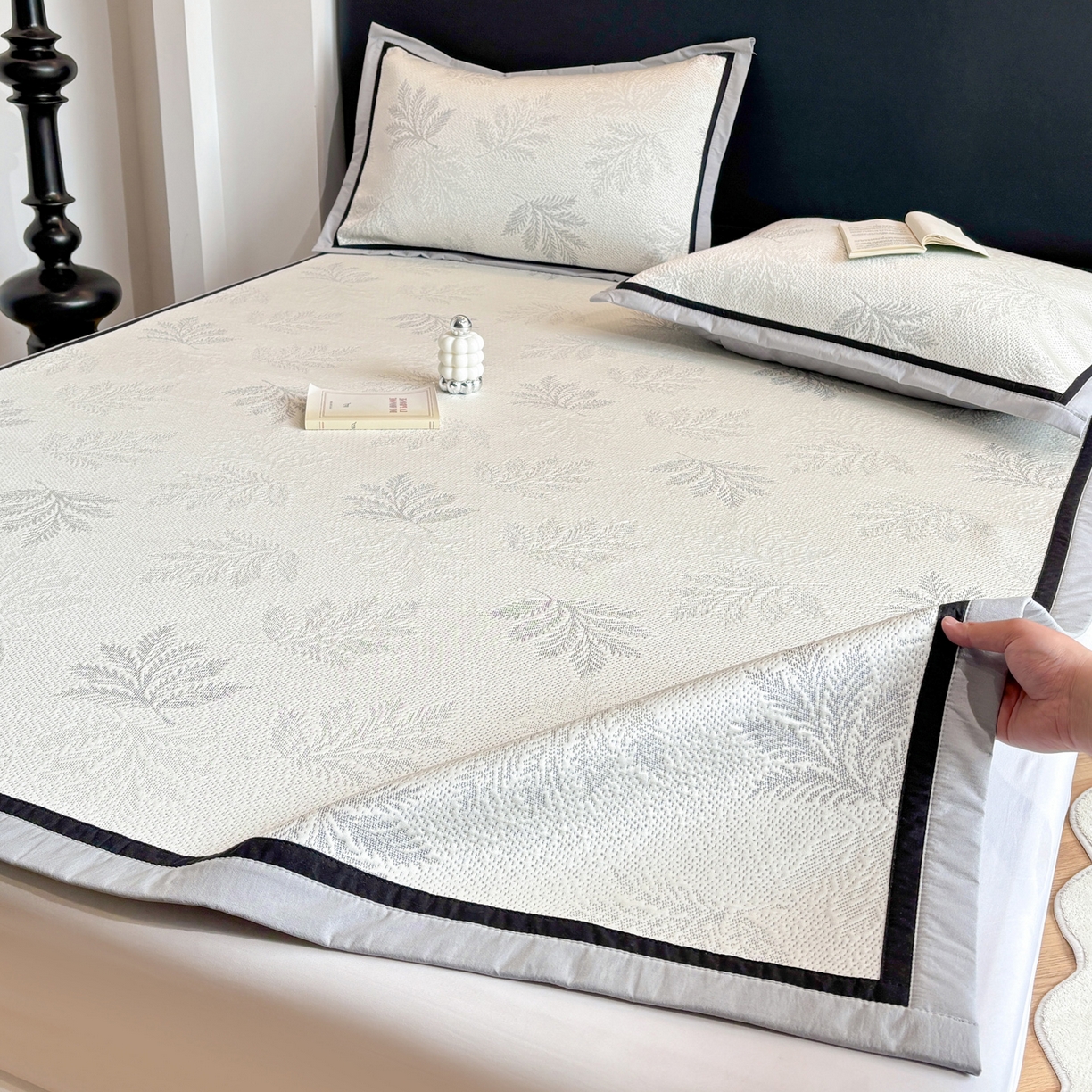 91家纺网 家纺一手货源 找家纺 雅居纺家纺 2026新款A类加厚三明治底黑边PE凉感席 枫叶-灰