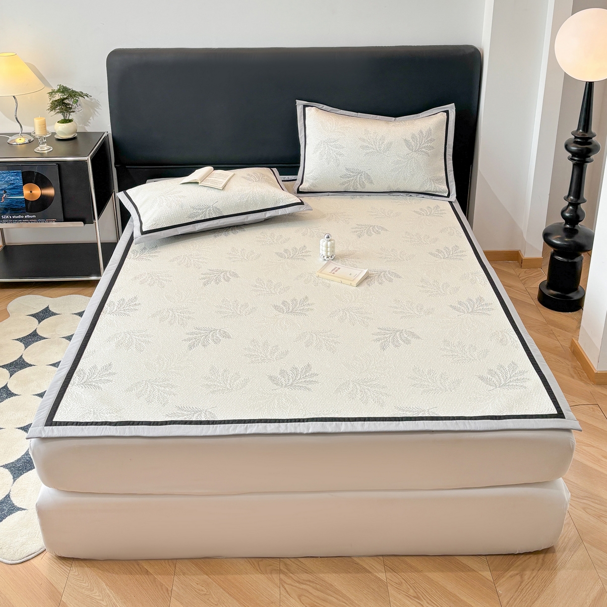 91家纺网 家纺一手货源 找家纺 雅居纺家纺 2026新款A类加厚三明治底黑边PE凉感席 枫叶-灰