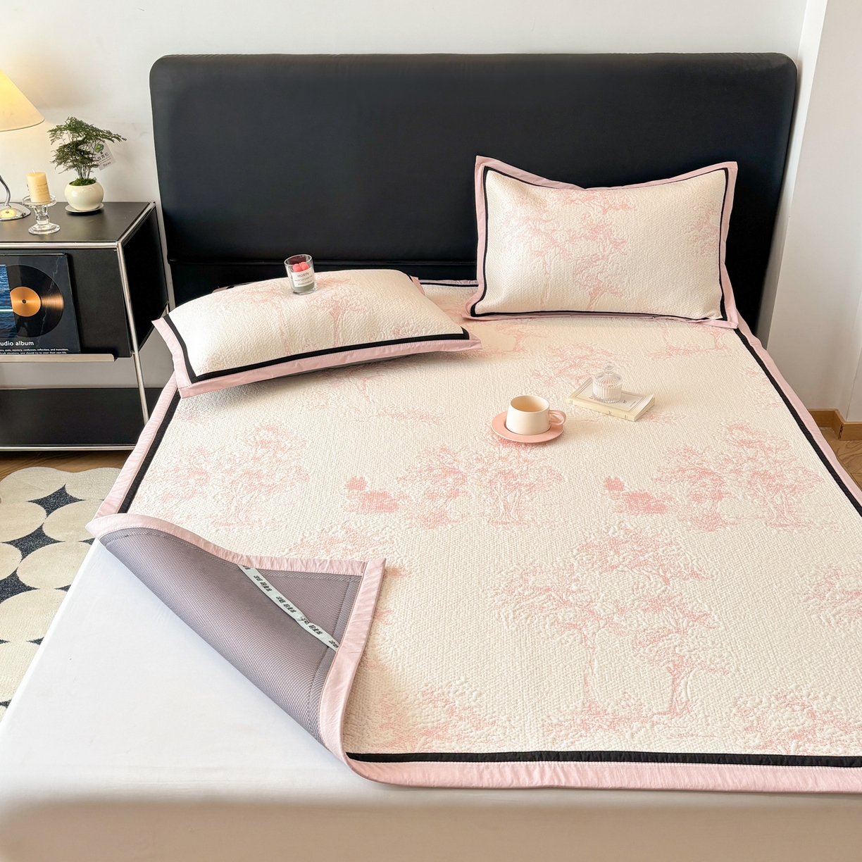 91家纺网 家纺一手货源 找家纺 雅居纺家纺 2026新款A类加厚三明治底黑边PE凉感席 梦影-粉