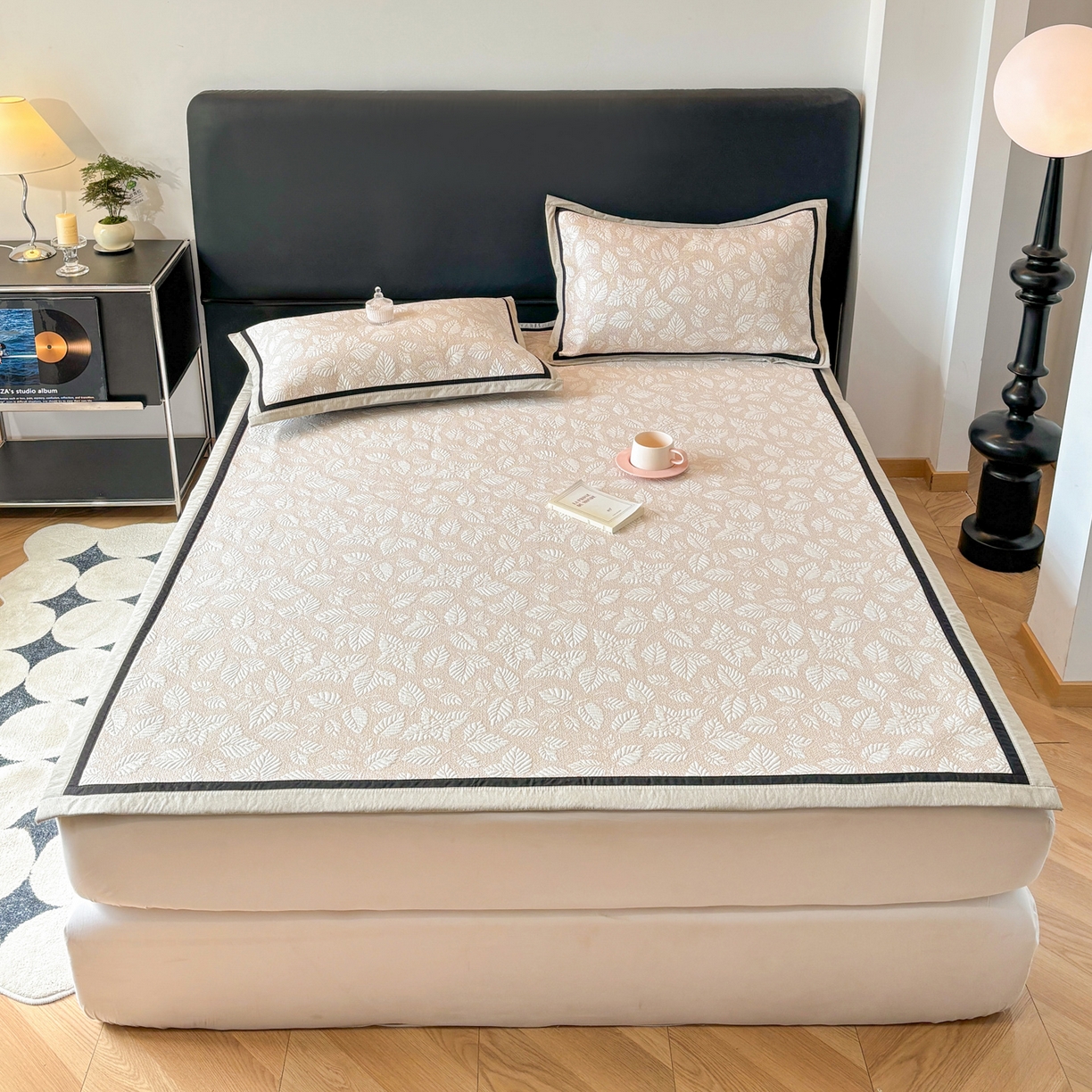 91家纺网 家纺一手货源 找家纺 雅居纺家纺 2026新款A类加厚三明治底黑边PE凉感席 叶韵-卡其