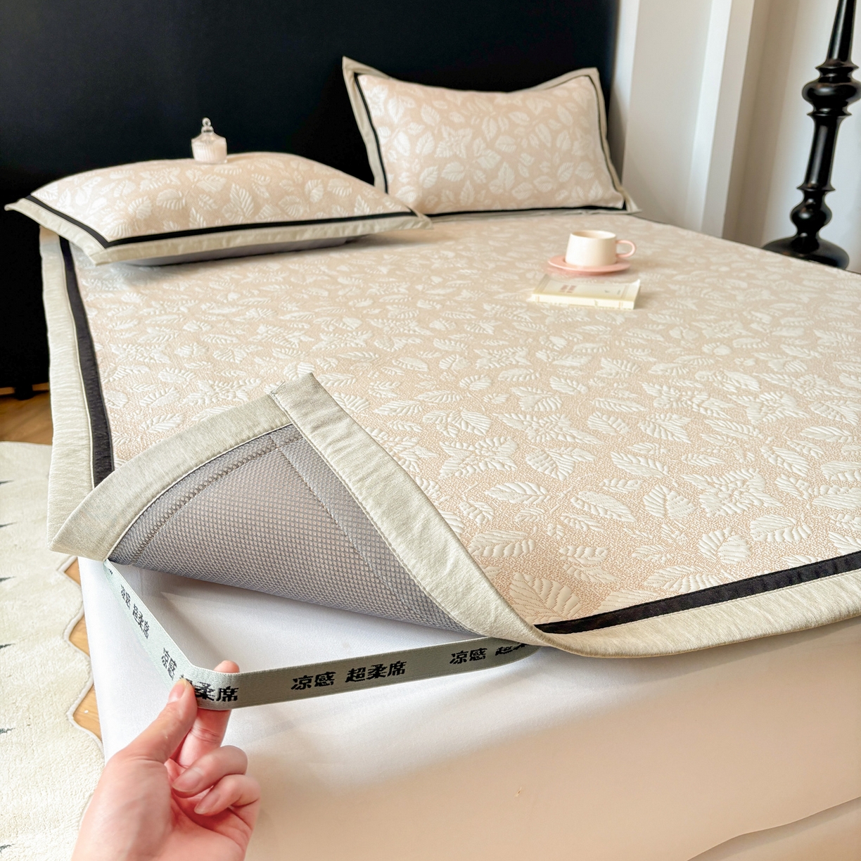 91家纺网 家纺一手货源 找家纺 雅居纺家纺 2026新款A类加厚三明治底黑边PE凉感席 叶韵-卡其