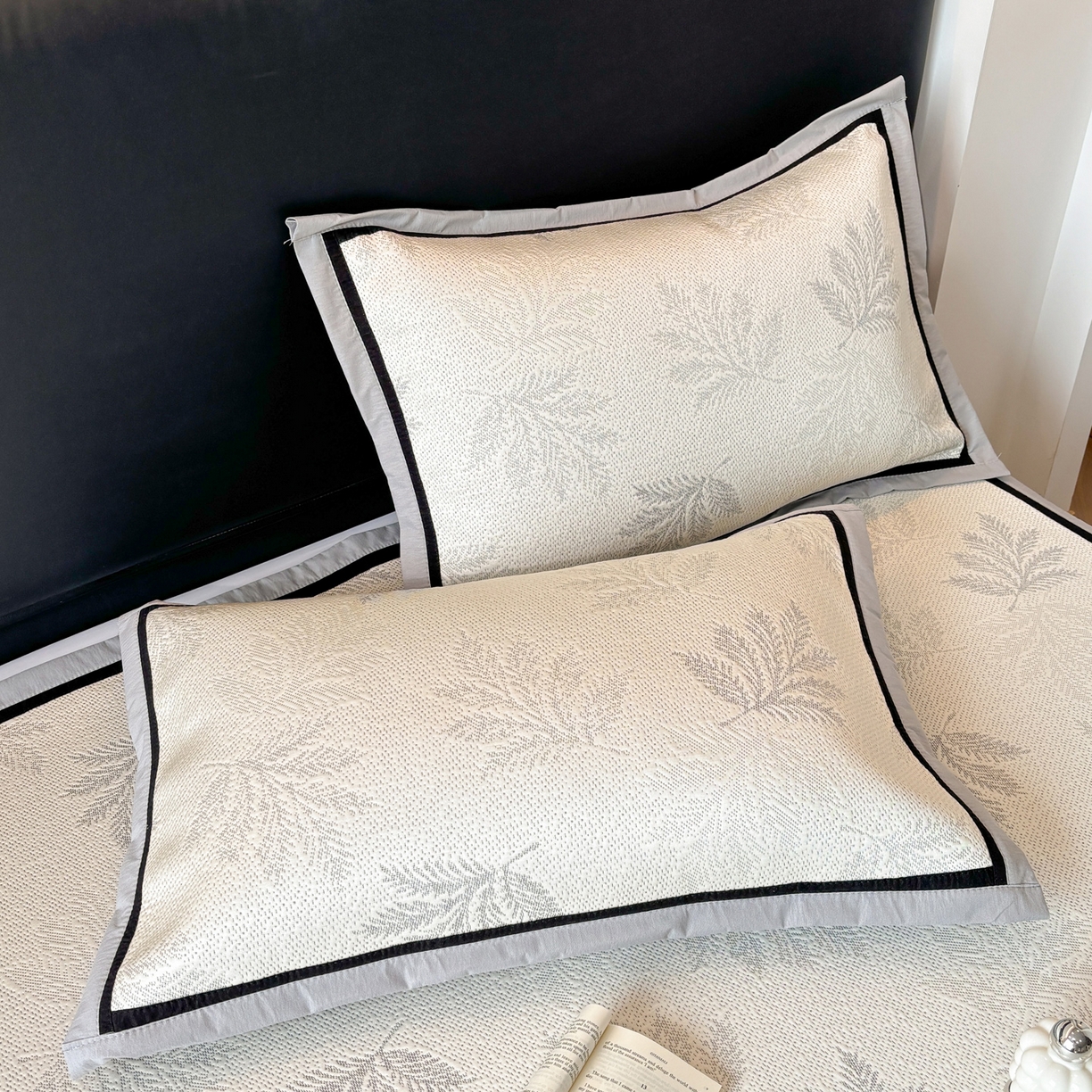 91家纺网 家纺一手货源 找家纺 雅居纺家纺 2026新款A类加厚三明治底黑边PE凉感席 枫叶-灰