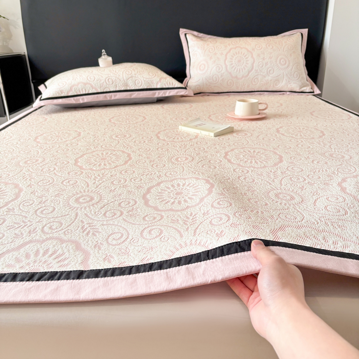 91家纺网 家纺一手货源 找家纺 雅居纺家纺 2026新款A类加厚三明治底黑边PE凉感席 圆舞-粉