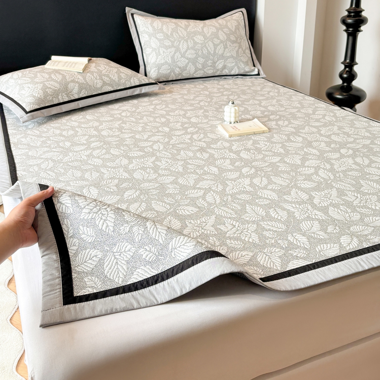 91家纺网 家纺一手货源 找家纺 雅居纺家纺 2026新款A类加厚三明治底黑边PE凉感席 叶韵-灰