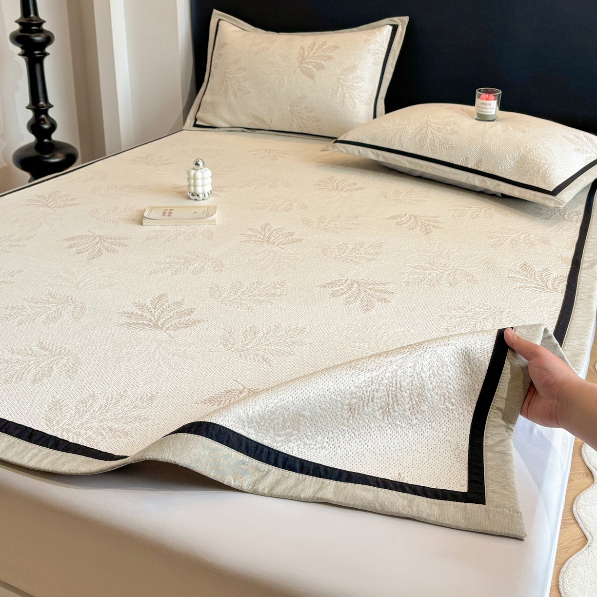 91家纺网 家纺一手货源 找家纺 雅居纺家纺 2026新款A类加厚三明治底黑边PE凉感席 枫叶-卡其