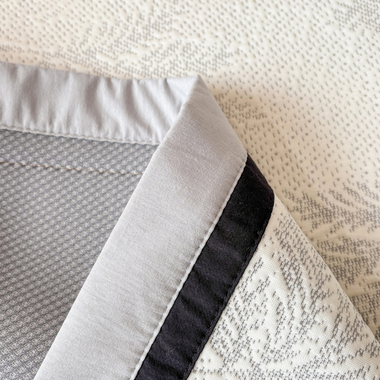 91家纺网 家纺一手货源 找家纺 雅居纺家纺 2026新款A类加厚三明治底黑边PE凉感席 枫叶-灰