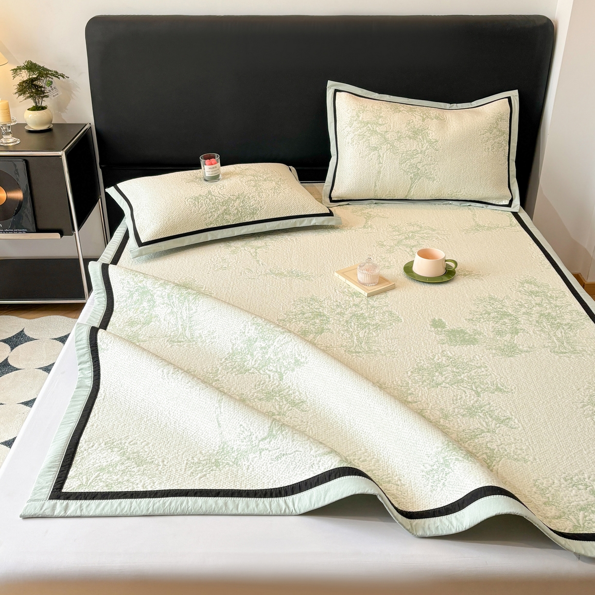 91家纺网 家纺一手货源 找家纺 雅居纺家纺 2026新款A类加厚三明治底黑边PE凉感席 梦影-绿