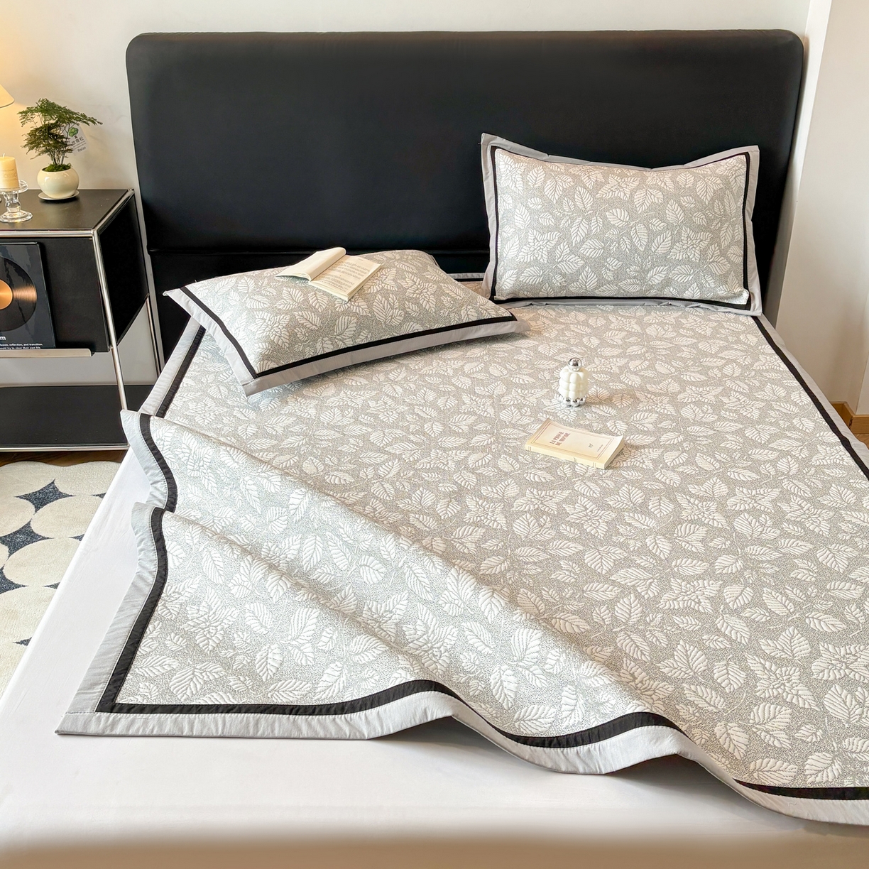 91家纺网 家纺一手货源 找家纺 雅居纺家纺 2026新款A类加厚三明治底黑边PE凉感席 叶韵-灰