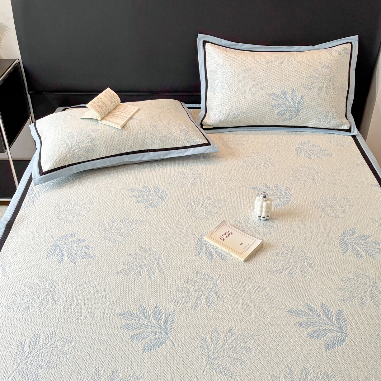 91家纺网 家纺一手货源 找家纺 雅居纺家纺 2026新款A类加厚三明治底黑边PE凉感席 枫叶-蓝