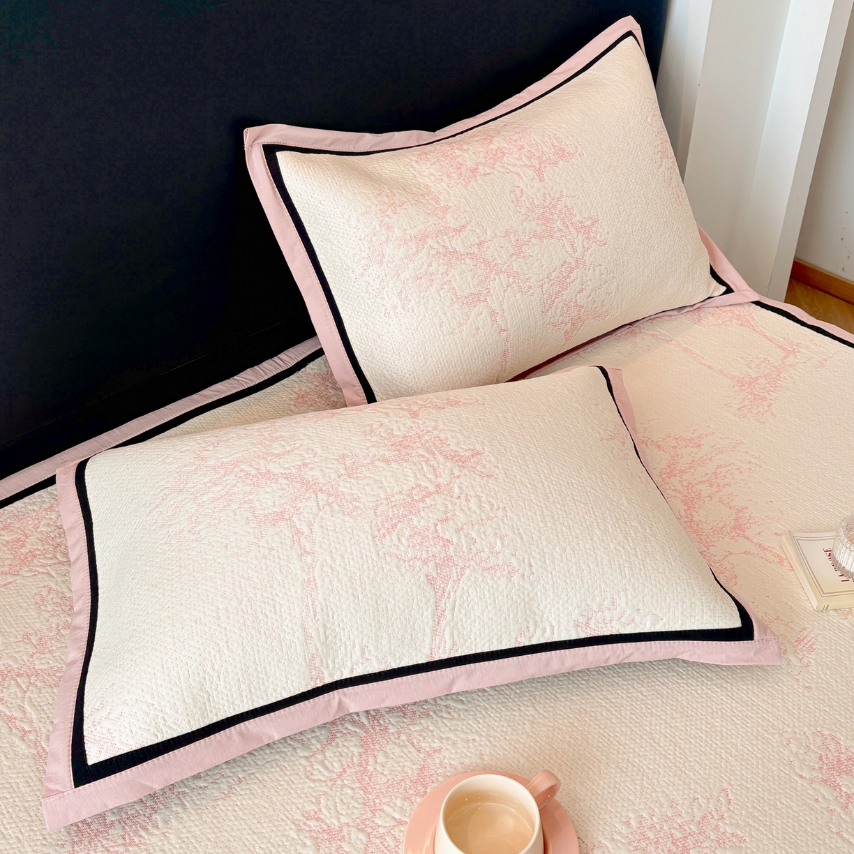 91家纺网 家纺一手货源 找家纺 雅居纺家纺 2026新款A类加厚三明治底黑边PE凉感席 梦影-粉