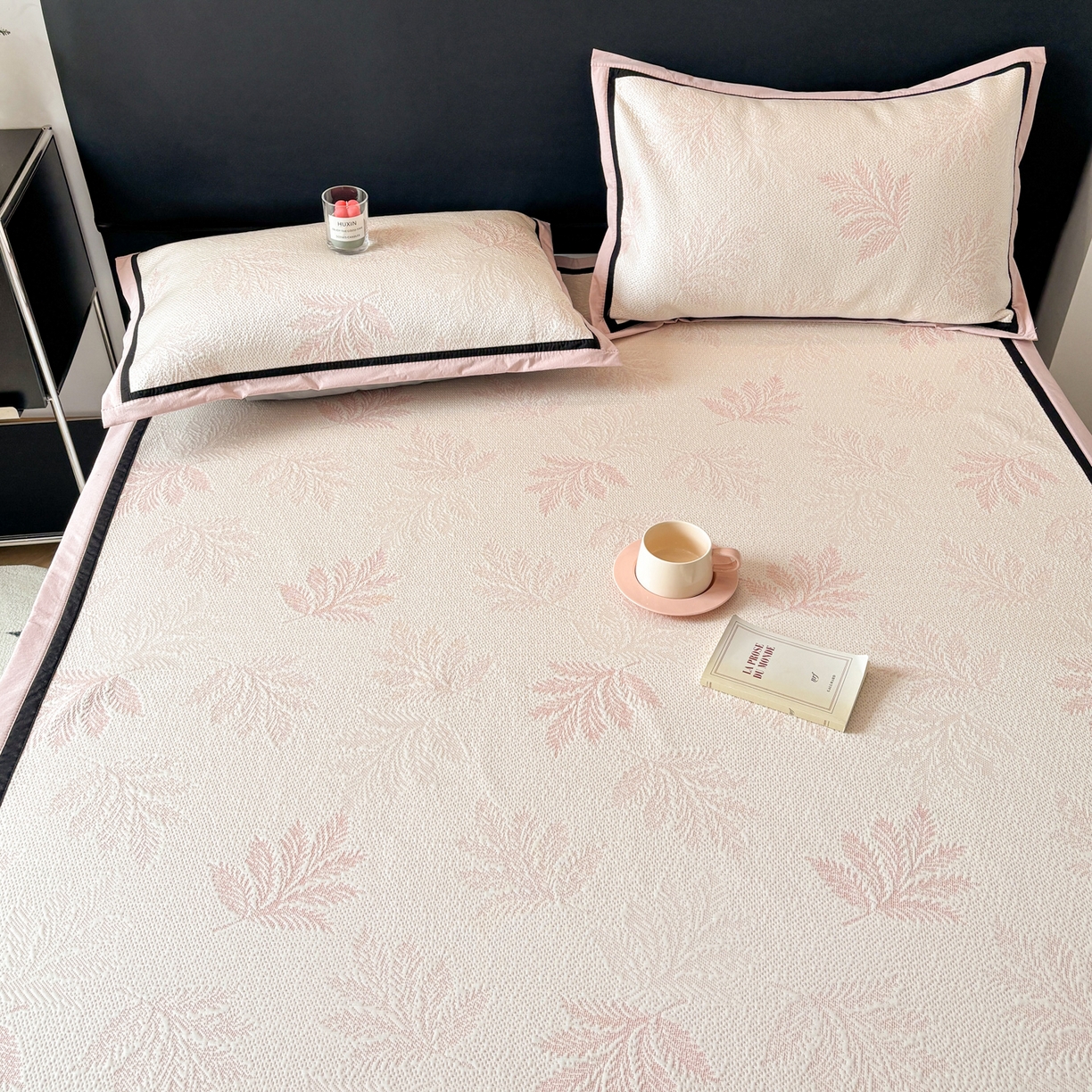 91家纺网 家纺一手货源 找家纺 雅居纺家纺 2026新款A类加厚三明治底黑边PE凉感席 枫叶-粉