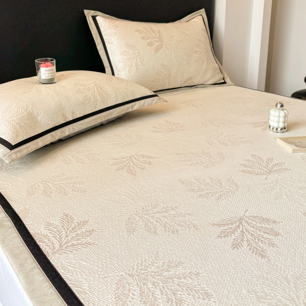 91家纺网 家纺一手货源 找家纺 雅居纺家纺 2026新款A类加厚三明治底黑边PE凉感席 枫叶-卡其