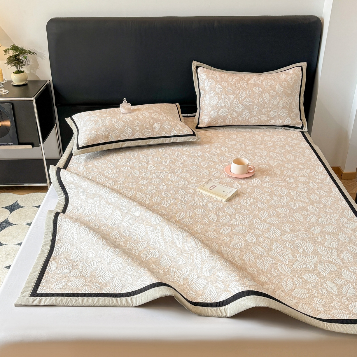 91家纺网 家纺一手货源 找家纺 雅居纺家纺 2026新款A类加厚三明治底黑边PE凉感席 叶韵-卡其