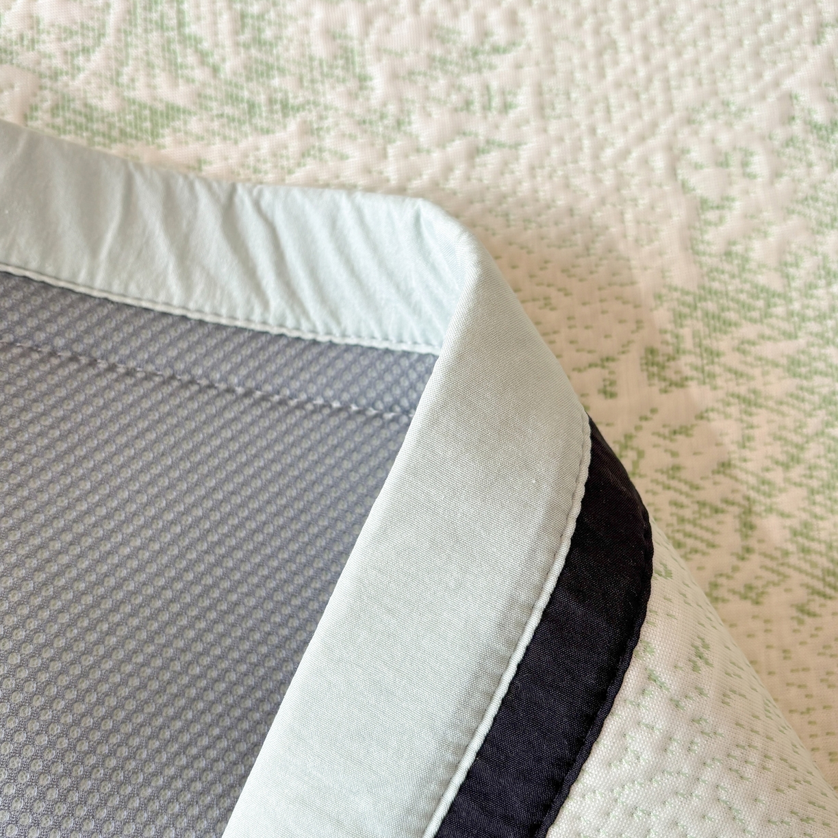 91家纺网 家纺一手货源 找家纺 雅居纺家纺 2026新款A类加厚三明治底黑边PE凉感席 梦影-绿