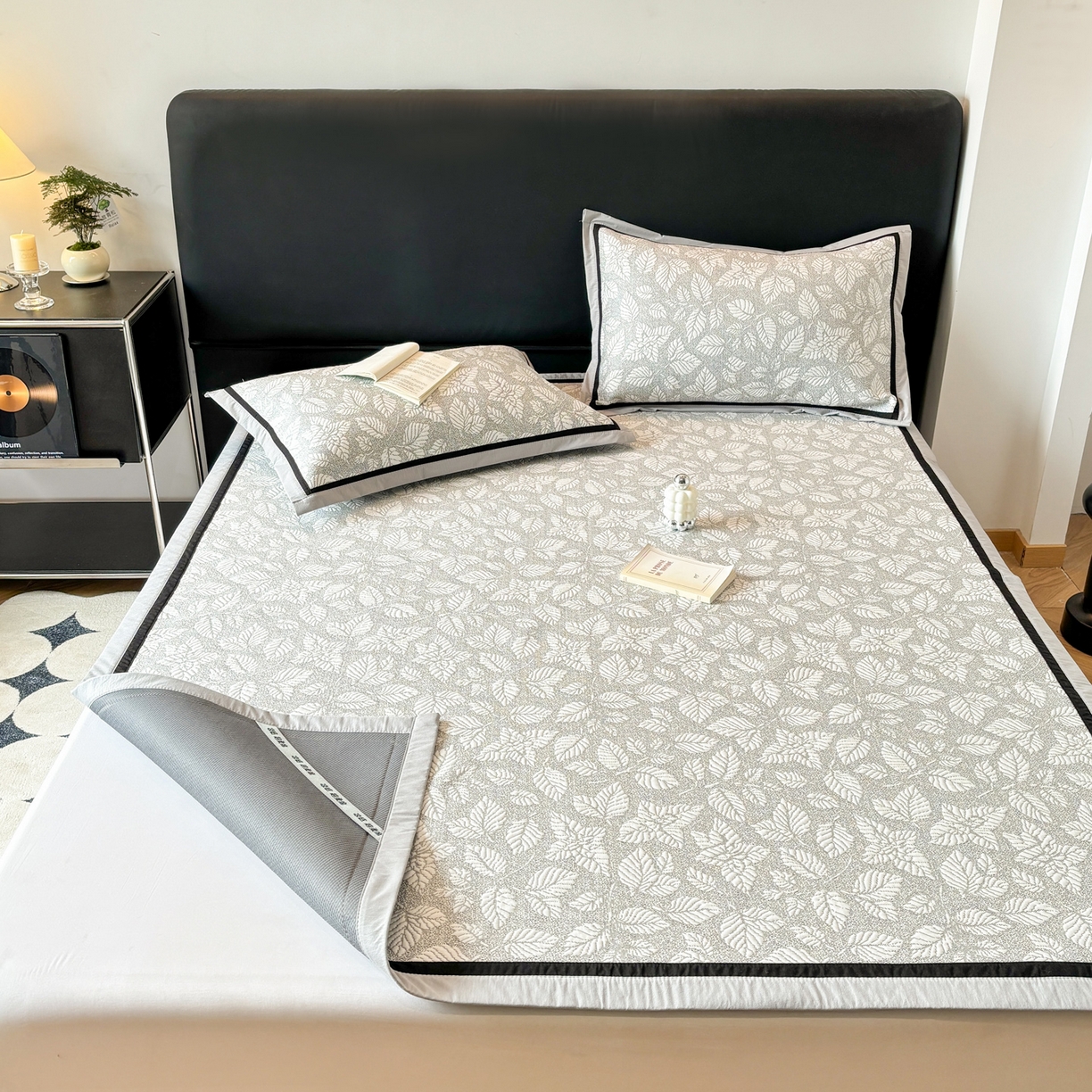 91家纺网 家纺一手货源 找家纺 雅居纺家纺 2026新款A类加厚三明治底黑边PE凉感席 叶韵-灰