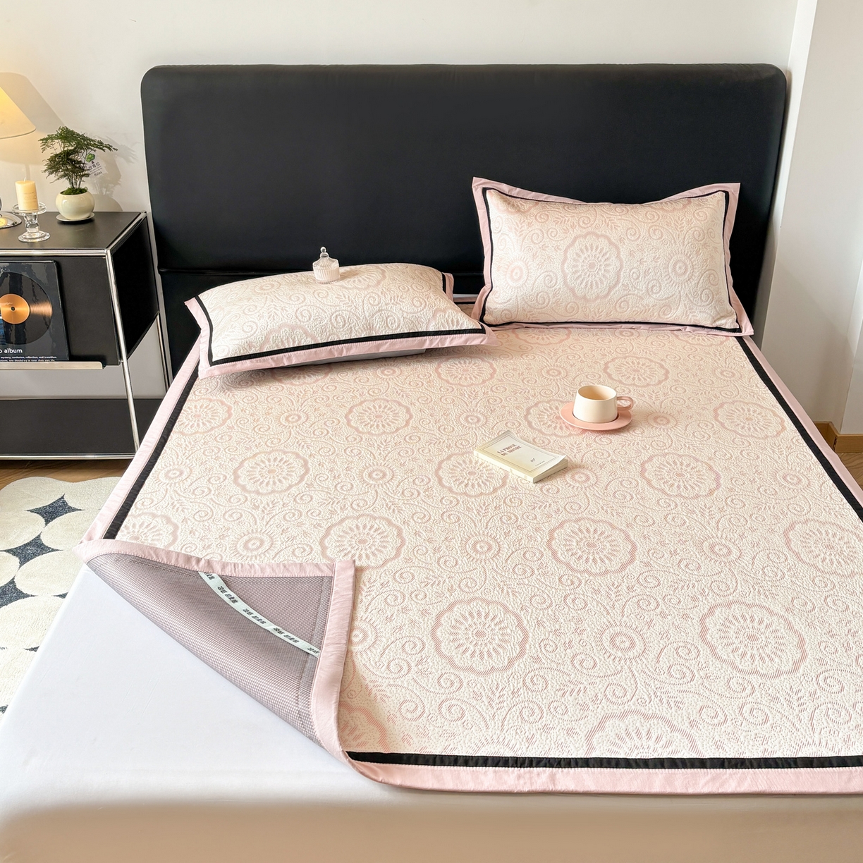 91家纺网 家纺一手货源 找家纺 雅居纺家纺 2026新款A类加厚三明治底黑边PE凉感席 圆舞-粉