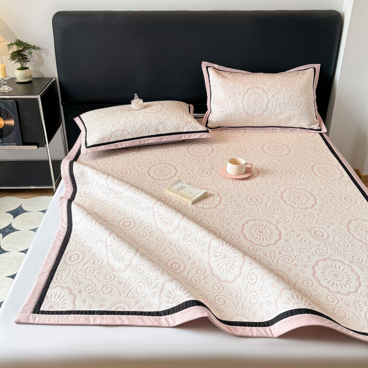 91家纺网 家纺一手货源 找家纺 雅居纺家纺 2026新款A类加厚三明治底黑边PE凉感席 圆舞-粉