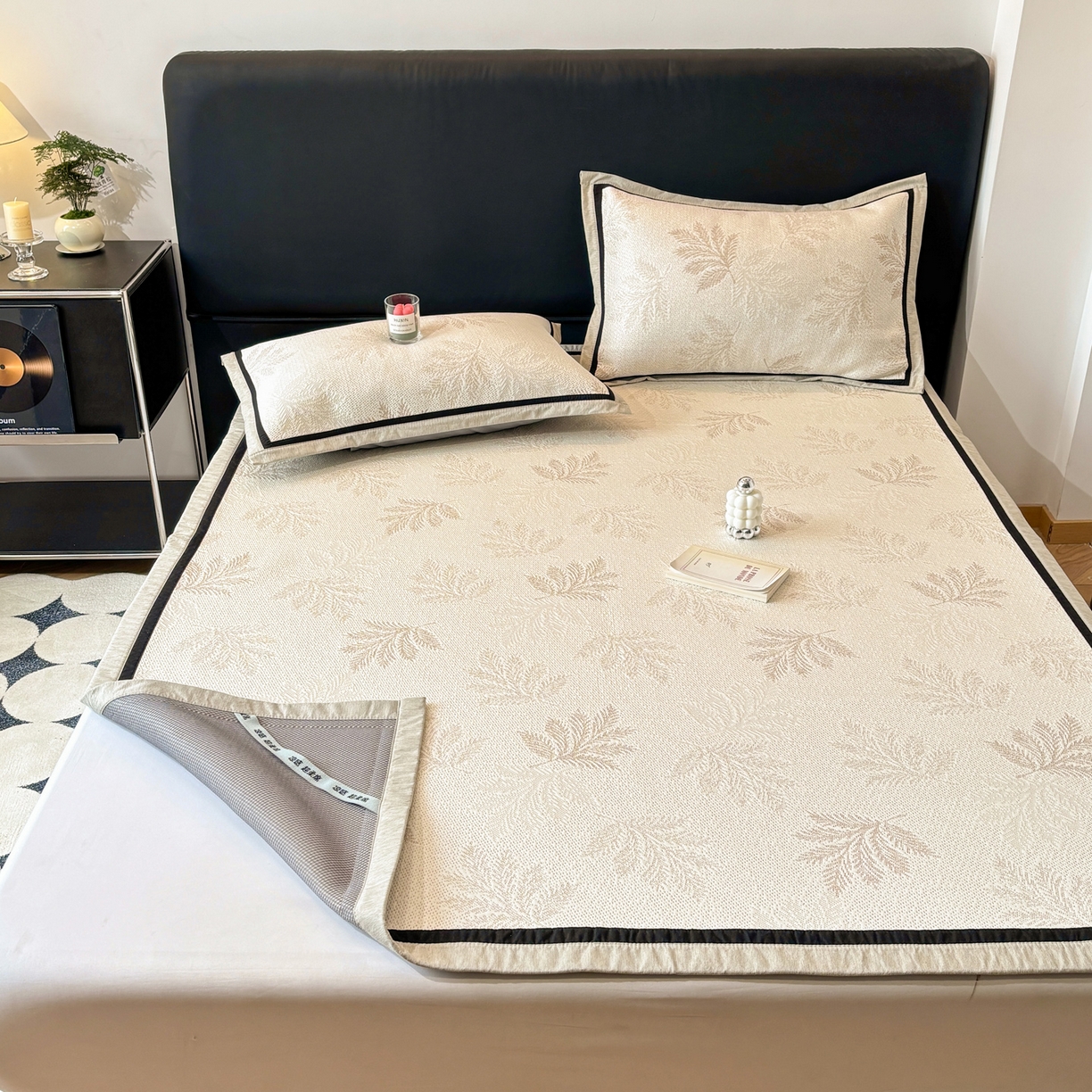 91家纺网 家纺一手货源 找家纺 雅居纺家纺 2026新款A类加厚三明治底黑边PE凉感席 枫叶-卡其