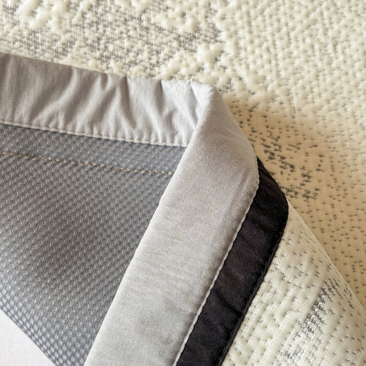 91家纺网 家纺一手货源 找家纺 雅居纺家纺 2026新款A类加厚三明治底黑边PE凉感席 梦影-灰