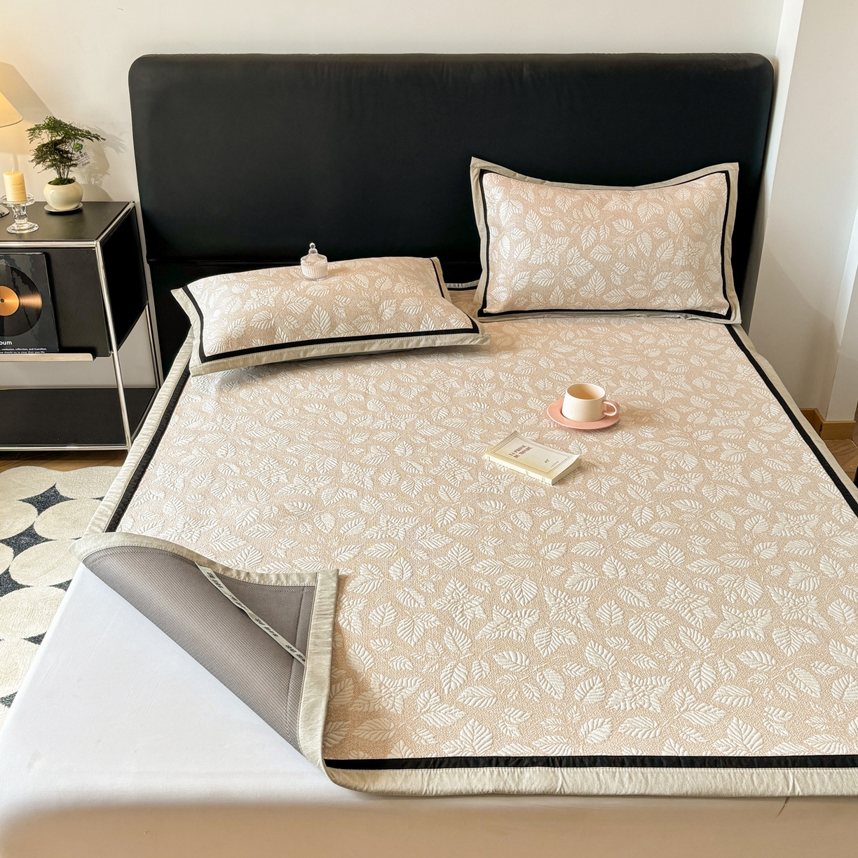 91家纺网 家纺一手货源 找家纺 雅居纺家纺 2026新款A类加厚三明治底黑边PE凉感席 叶韵-卡其