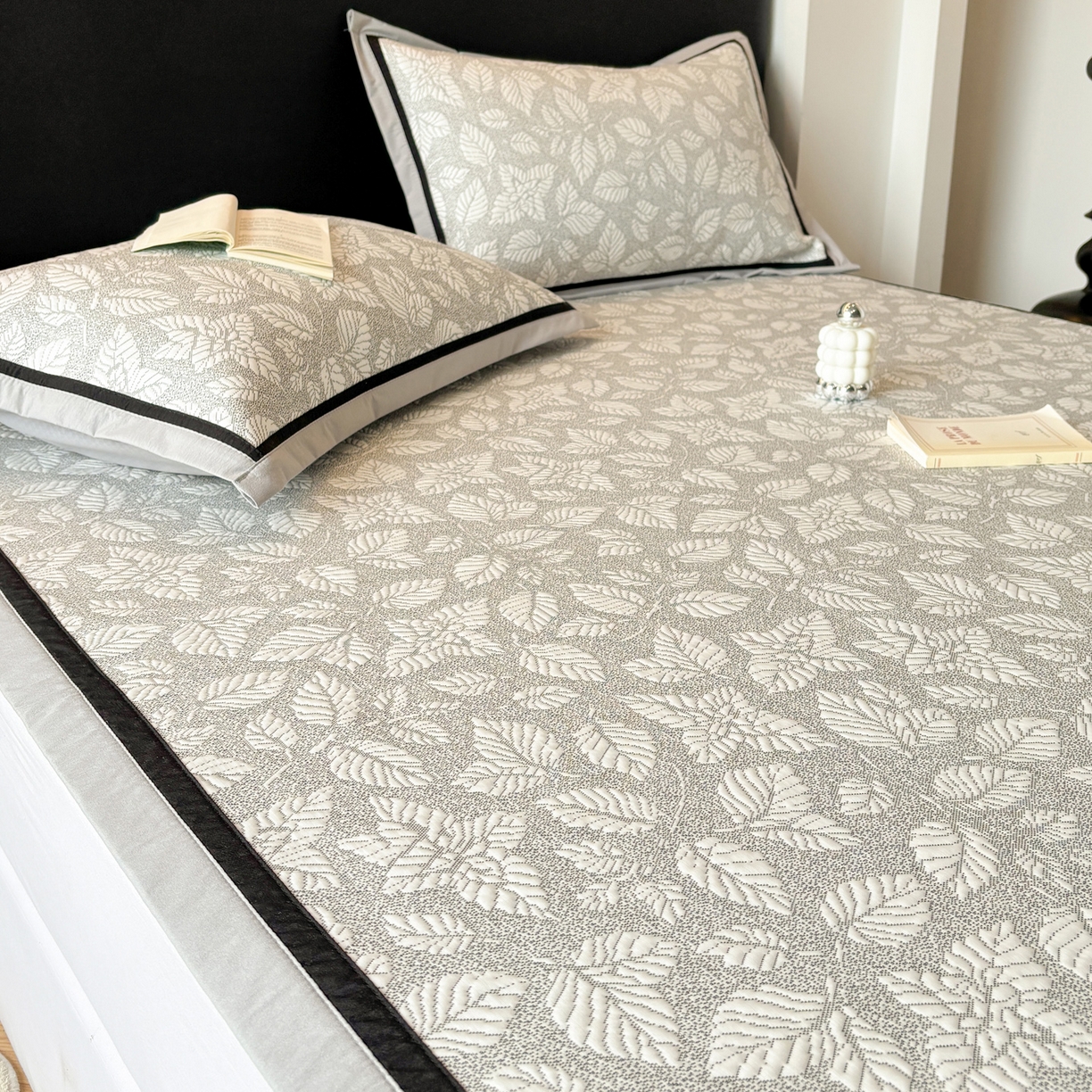 91家纺网 家纺一手货源 找家纺 雅居纺家纺 2026新款A类加厚三明治底黑边PE凉感席 叶韵-灰