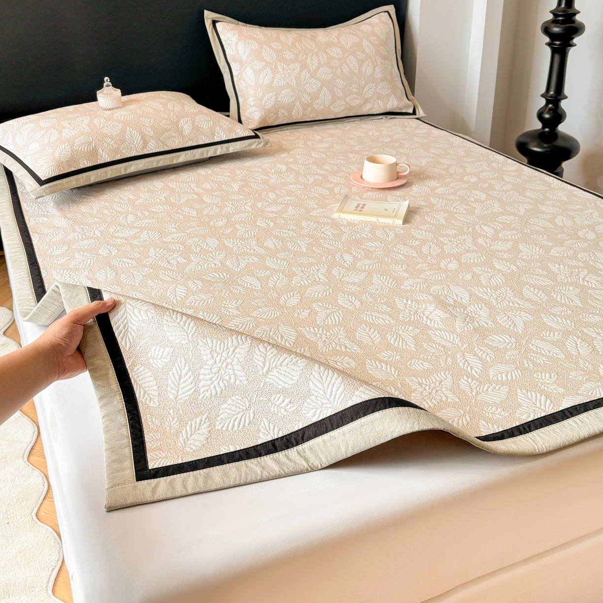 91家纺网 家纺一手货源 找家纺 雅居纺家纺 2026新款A类加厚三明治底黑边PE凉感席 叶韵-卡其