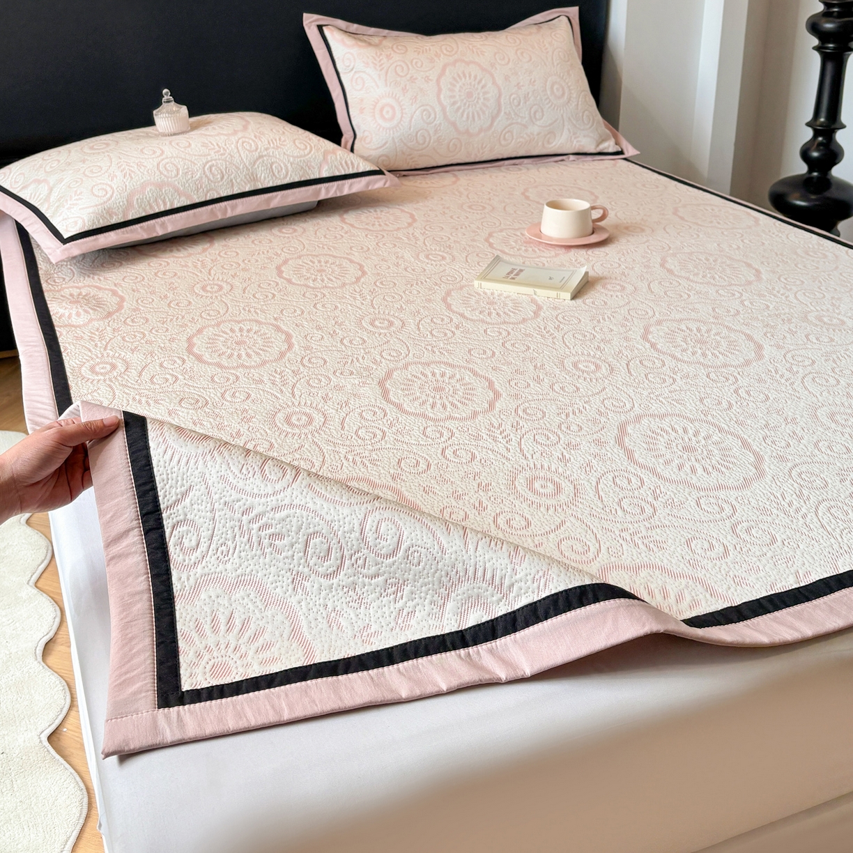 91家纺网 家纺一手货源 找家纺 雅居纺家纺 2026新款A类加厚三明治底黑边PE凉感席 圆舞-粉