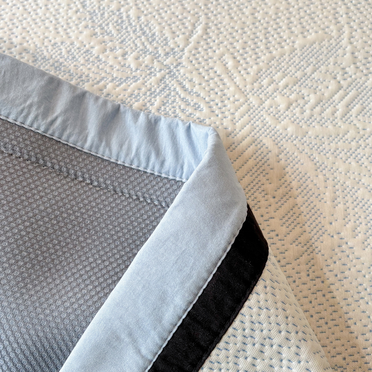 91家纺网 家纺一手货源 找家纺 雅居纺家纺 2026新款A类加厚三明治底黑边PE凉感席 枫叶-蓝