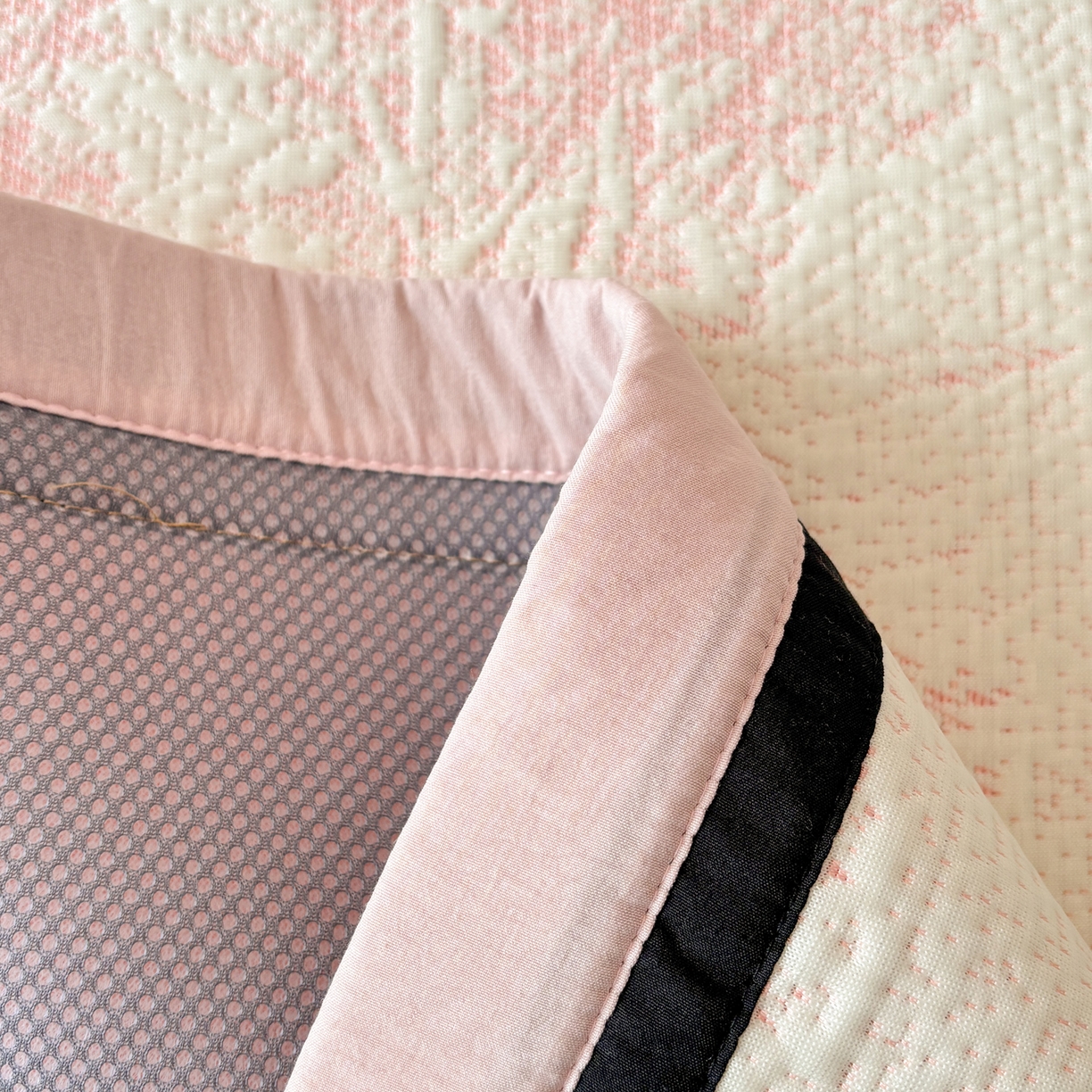 91家纺网 家纺一手货源 找家纺 雅居纺家纺 2026新款A类加厚三明治底黑边PE凉感席 梦影-粉