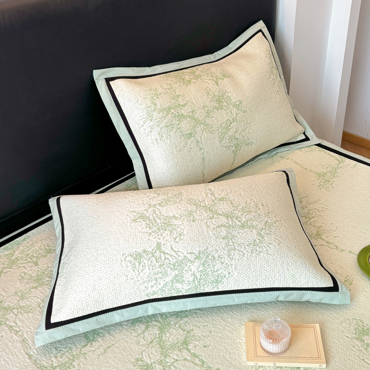 91家纺网 家纺一手货源 找家纺 雅居纺家纺 2026新款A类加厚三明治底黑边PE凉感席 梦影-绿