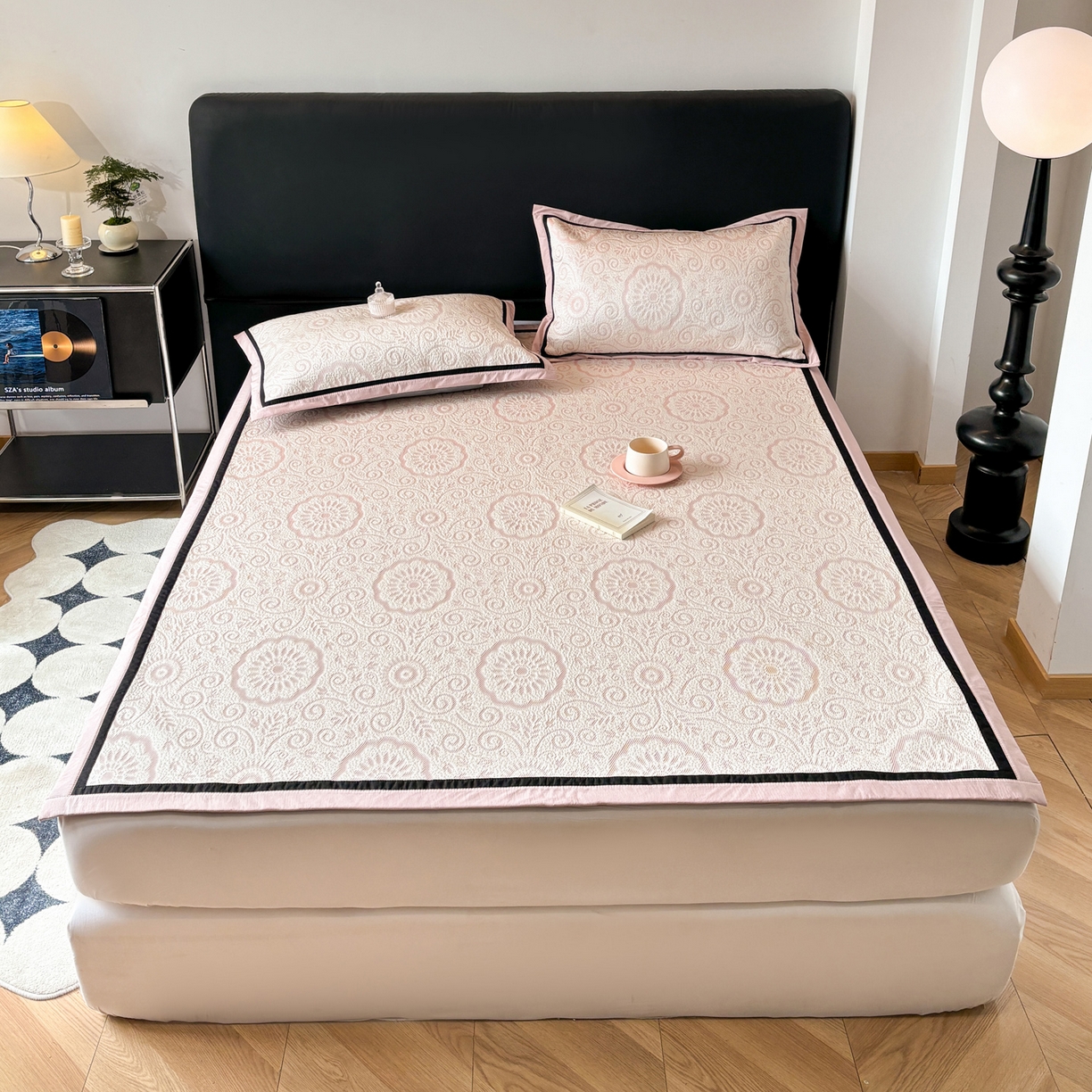 91家纺网 家纺一手货源 找家纺 雅居纺家纺 2026新款A类加厚三明治底黑边PE凉感席 圆舞-粉