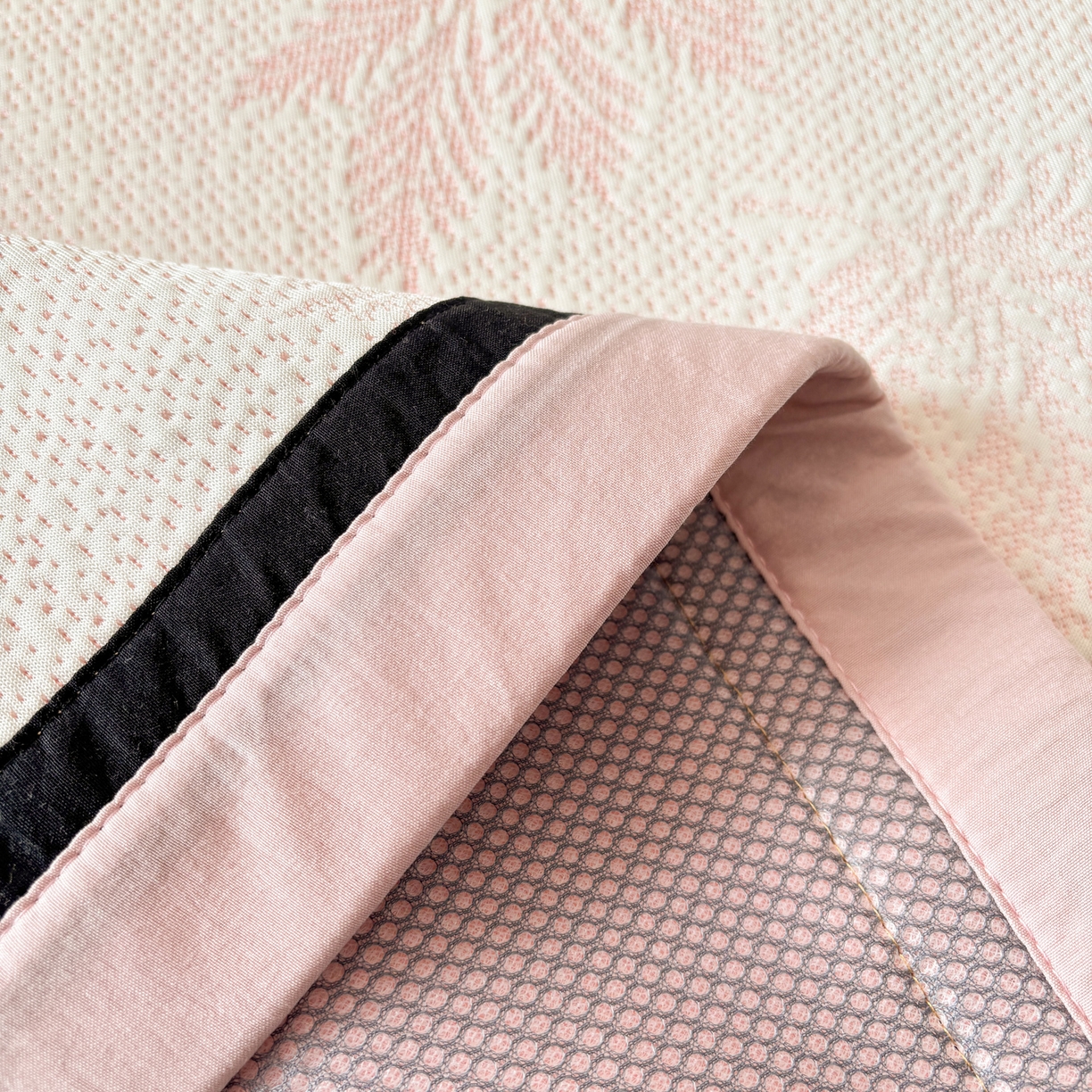 91家纺网 家纺一手货源 找家纺 雅居纺家纺 2026新款A类加厚三明治底黑边PE凉感席 枫叶-粉