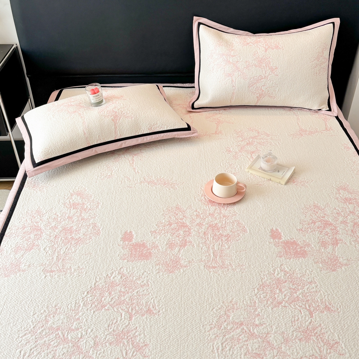 91家纺网 家纺一手货源 找家纺 雅居纺家纺 2026新款A类加厚三明治底黑边PE凉感席 梦影-粉