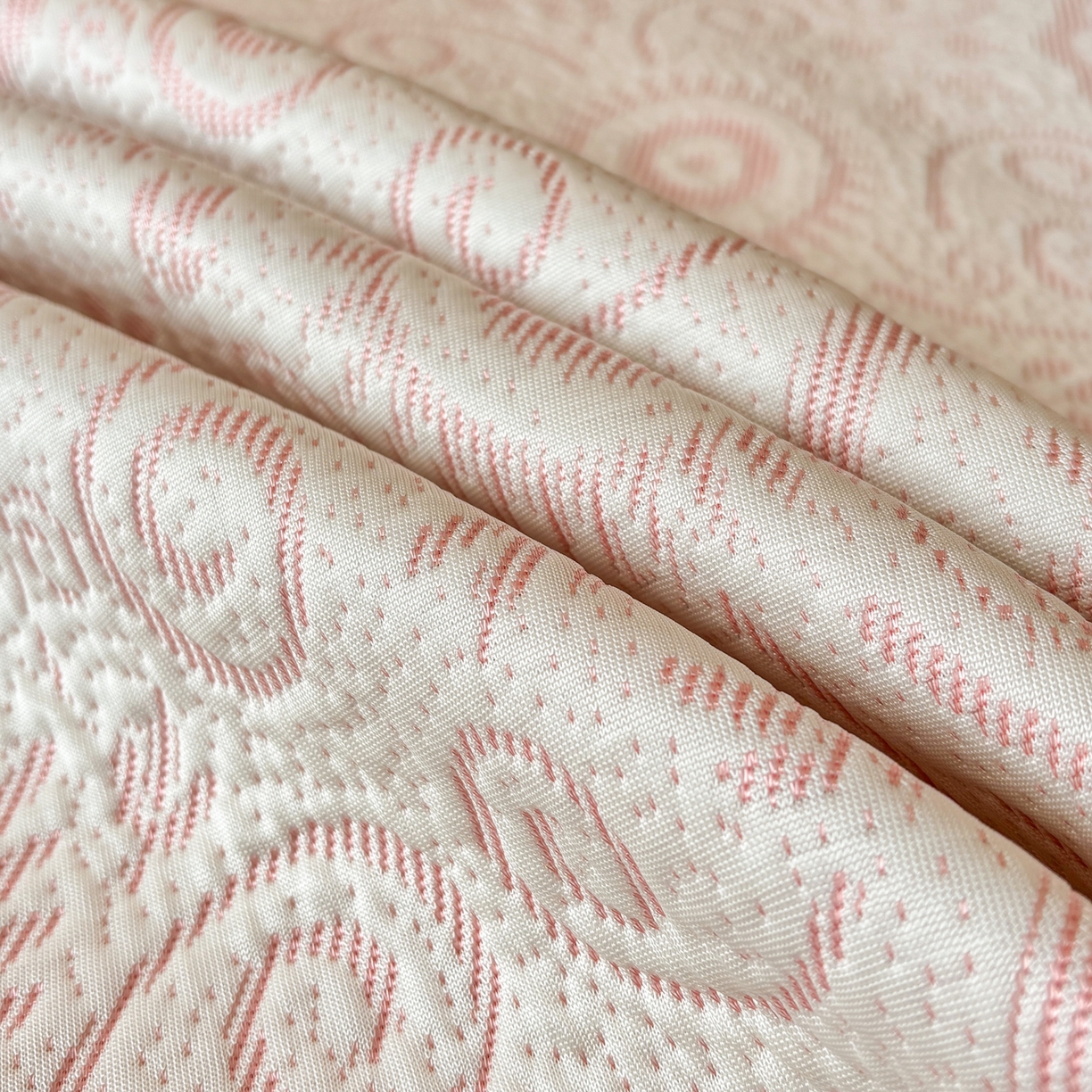 91家纺网 家纺一手货源 找家纺 雅居纺家纺 2026新款A类加厚三明治底黑边PE凉感席 圆舞-粉