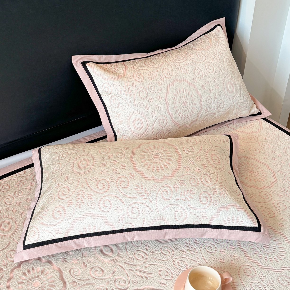 91家纺网 家纺一手货源 找家纺 雅居纺家纺 2026新款A类加厚三明治底黑边PE凉感席 圆舞-粉