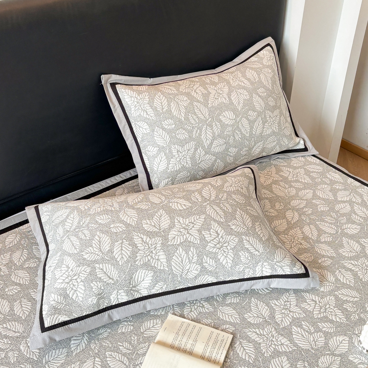 91家纺网 家纺一手货源 找家纺 雅居纺家纺 2026新款A类加厚三明治底黑边PE凉感席 叶韵-灰